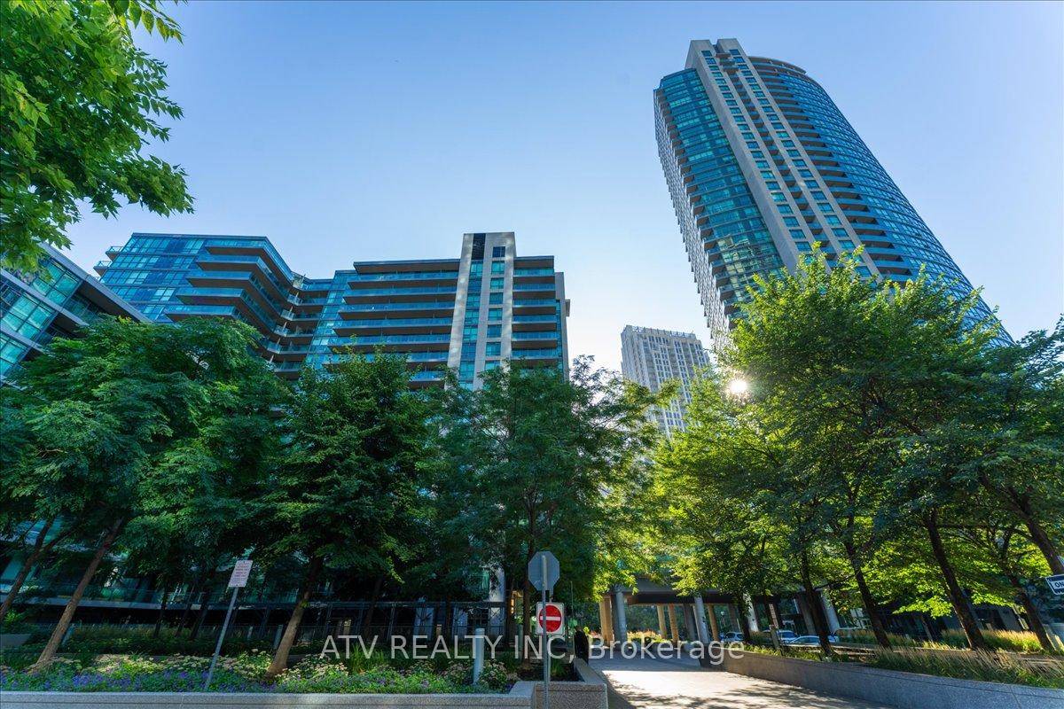 Prime Lakeside Living In Fort York Neighborhood !