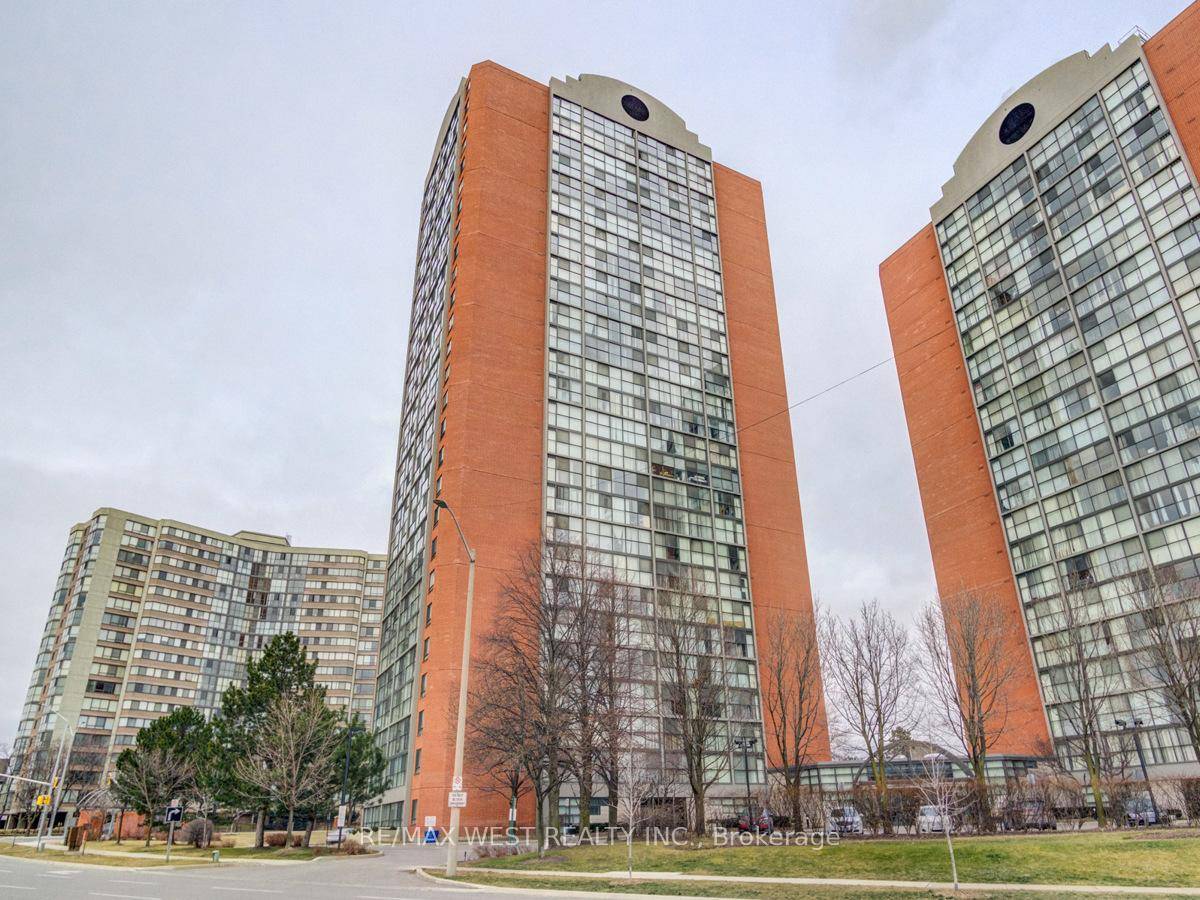 Welcome To City Centre Living, Where Everything Is At Your Fingertips in One of the Most Sought After Communities in Mississauga.