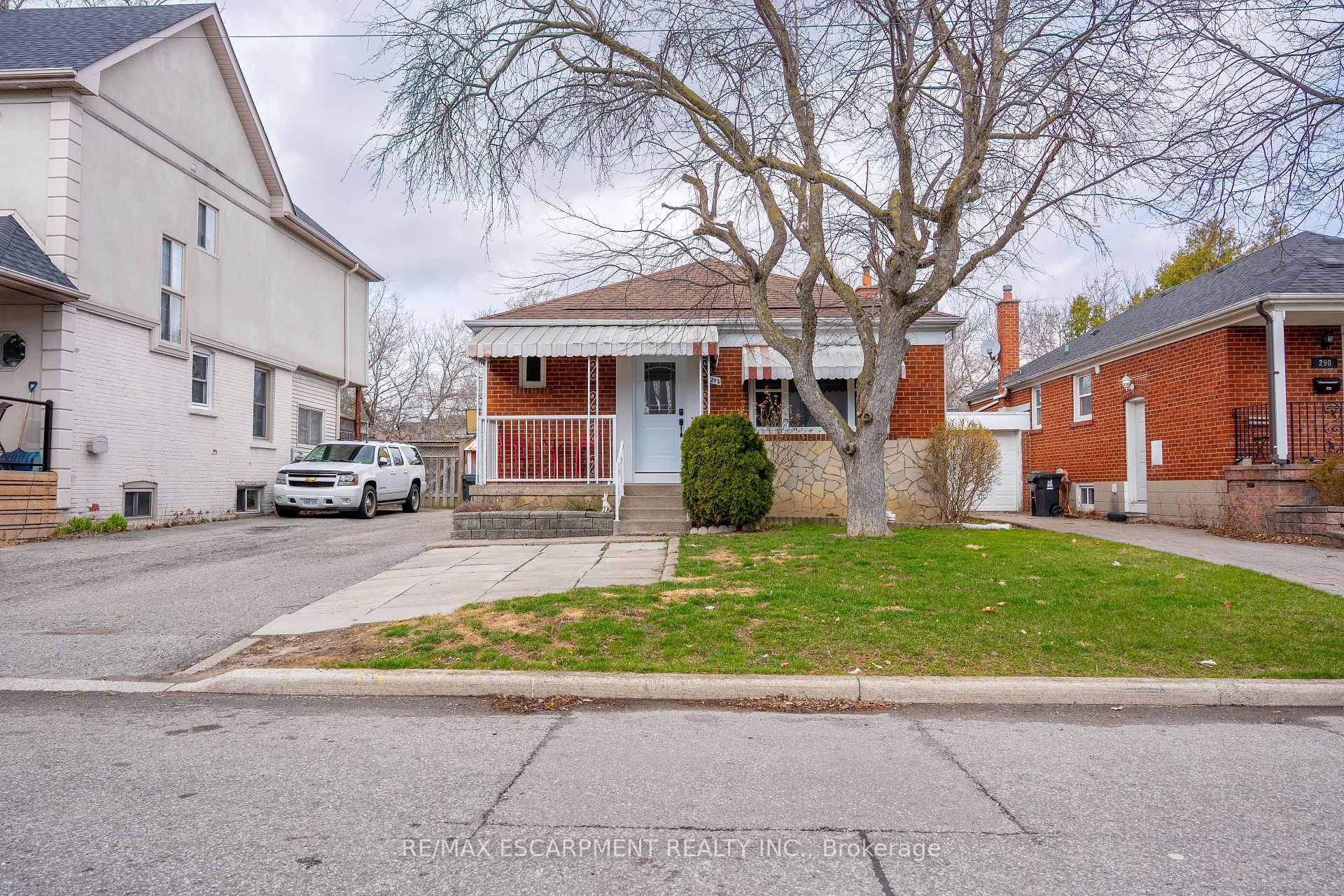 Welcome to 292 Bogert Avenue a beautifully maintained and affordable rental in one of North Yorks most desirable neighbourhoods !