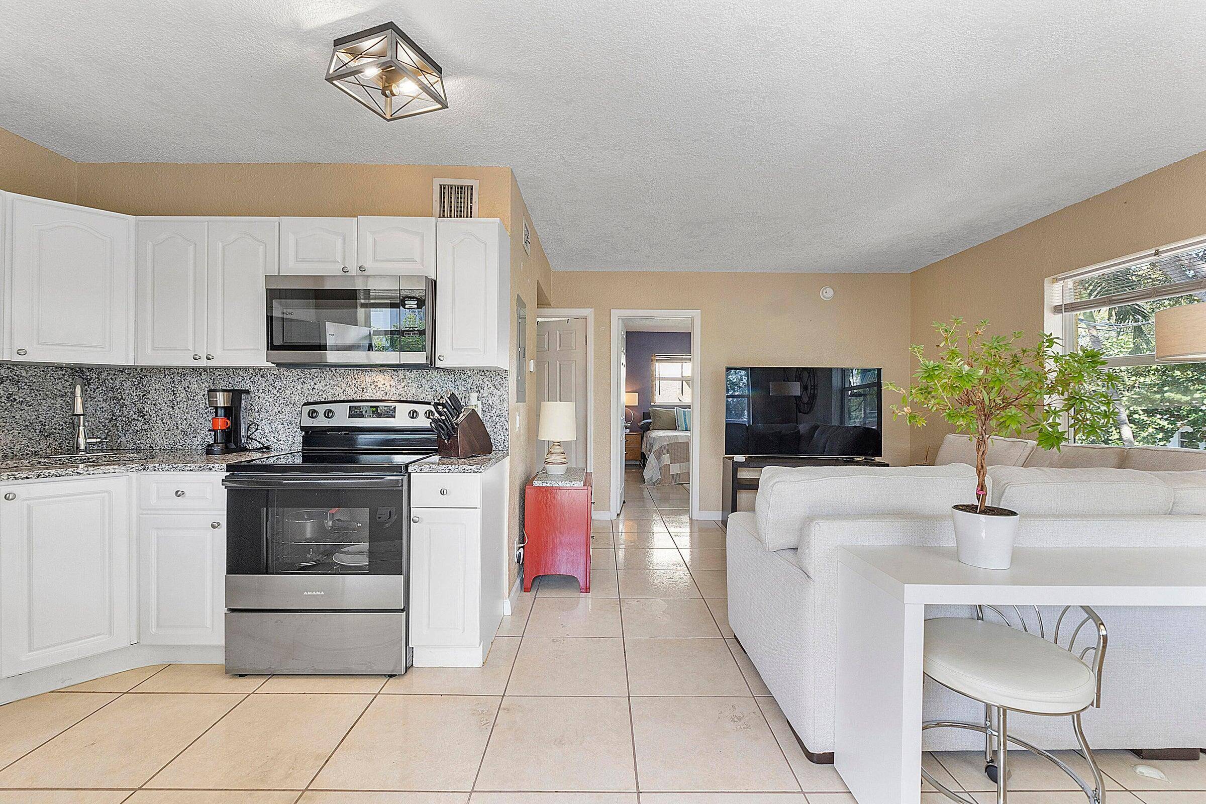 CORNER UNIT RIGHT IN THE HEART OF WILTON MANORS LOCATED NEXT TO SHOPPING, DINING, NIGHT LIFE.