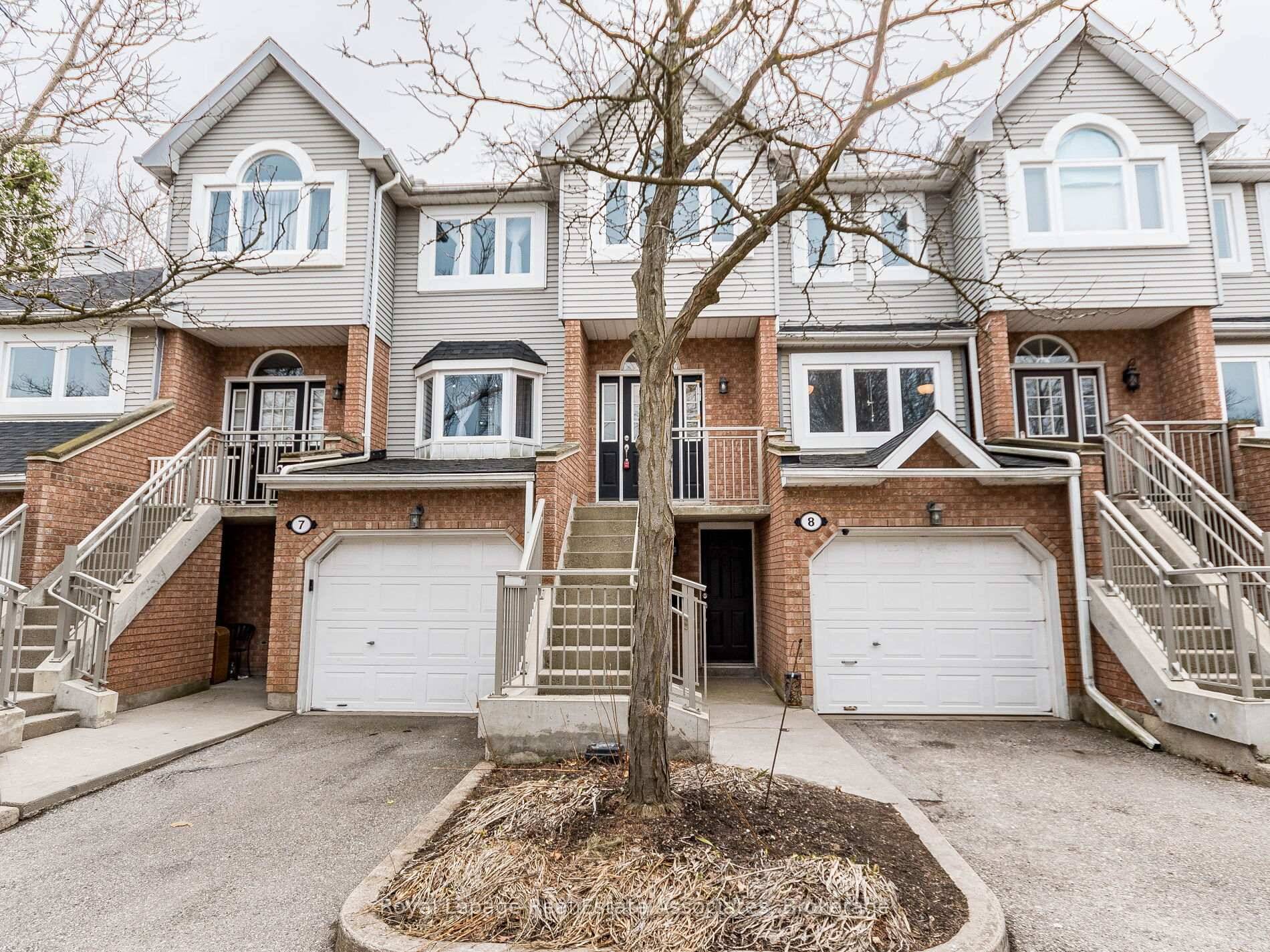 Welcome To This Great Family Home In A Desirable, Quiet East Galt Neighbourhood,.