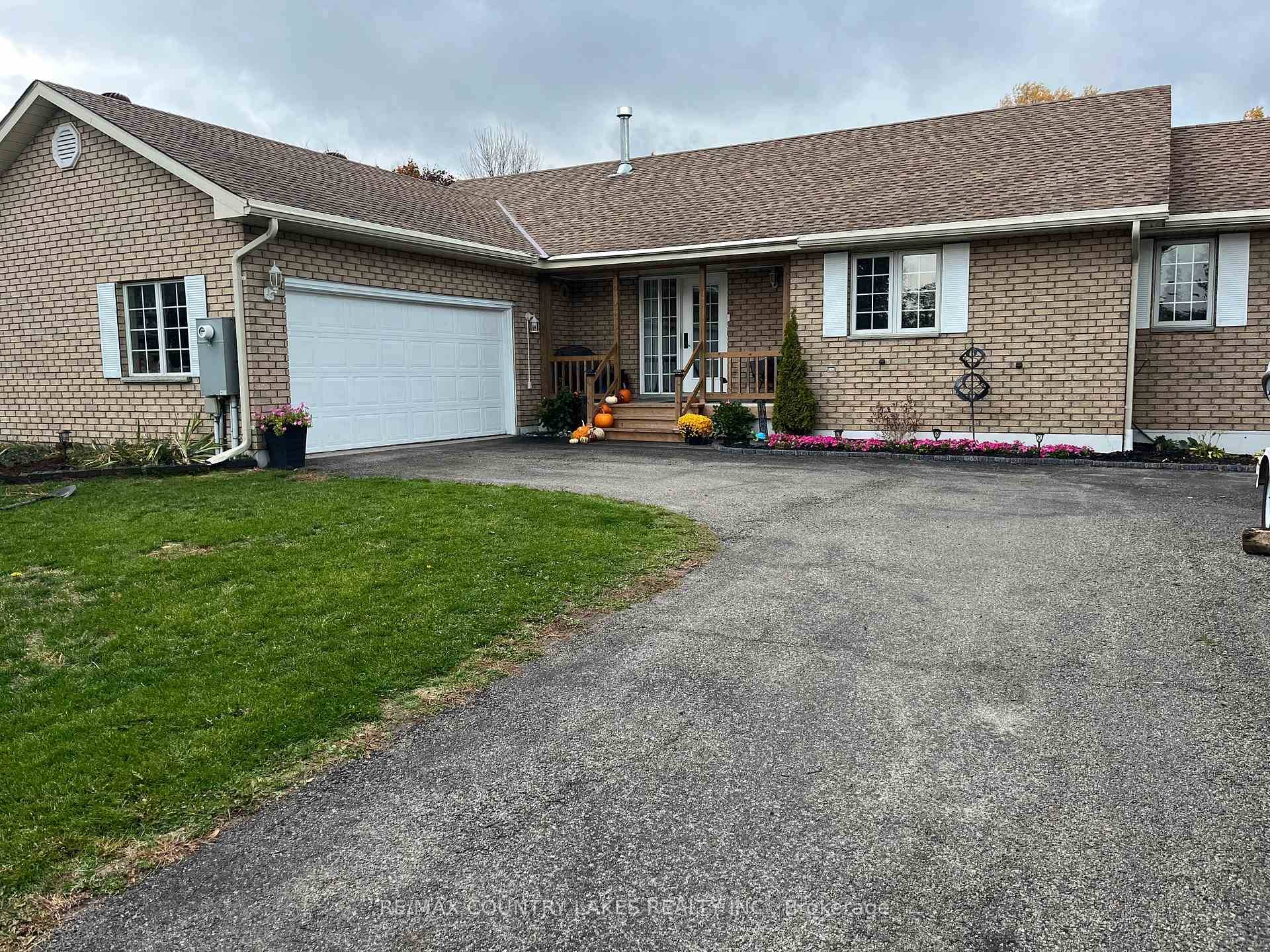 Your search is over with this 5 bedroom, upgraded family home in Bayshore Village, on the shores of Lake Simcoe.