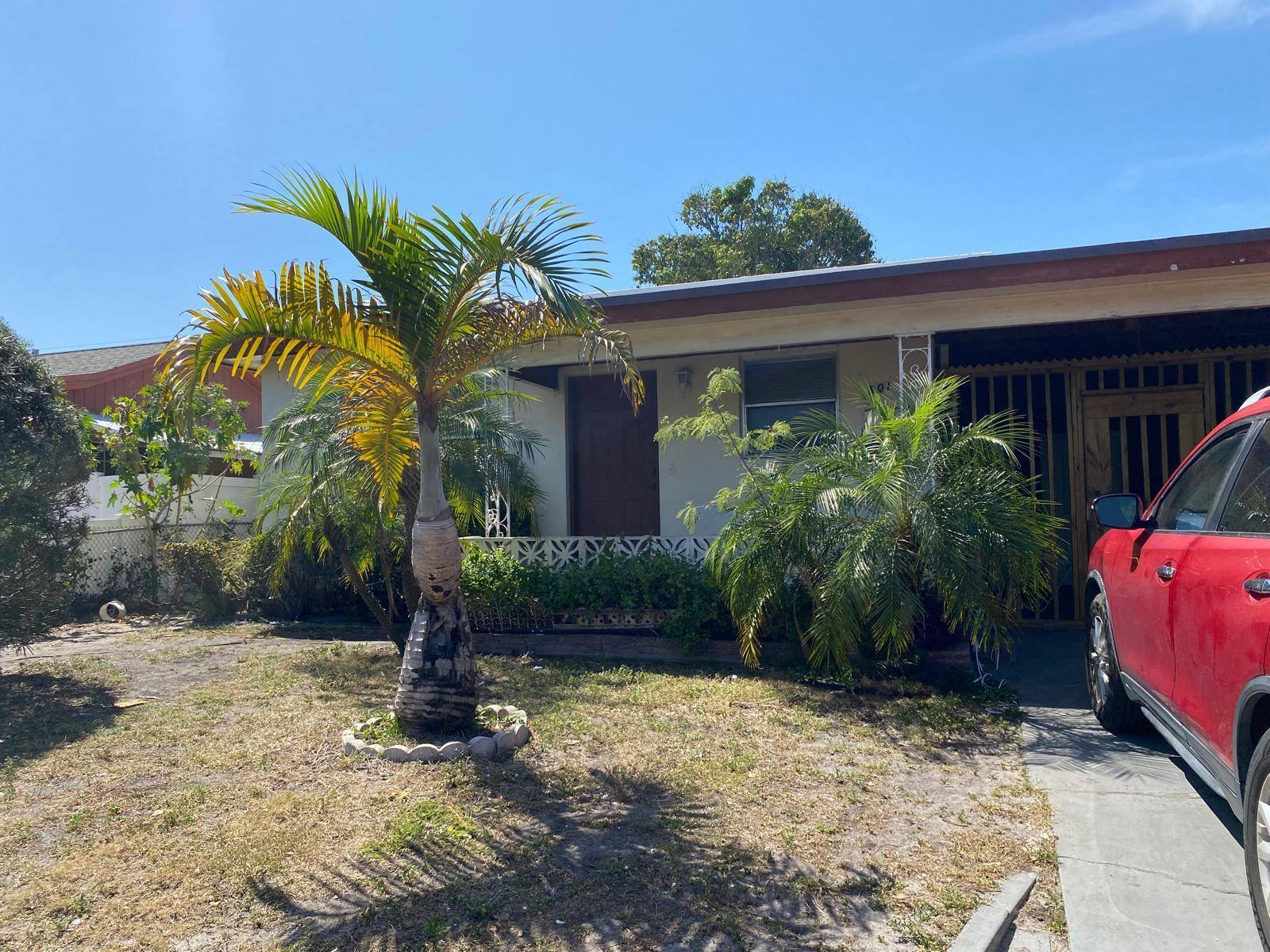 Prime Lake Worth duplex offering amazing potential for investors or owner occupants !