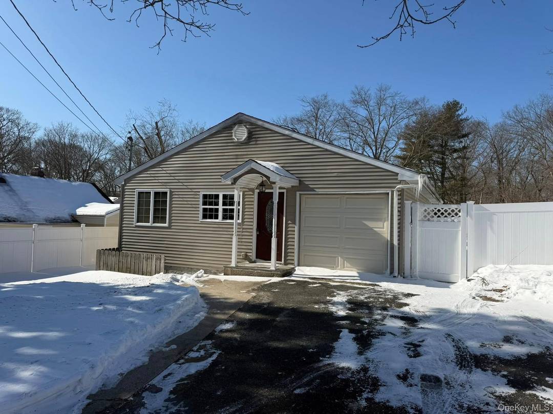 Beautiful ranch in Farmingville, 3 bedrooms, 3 full baths.