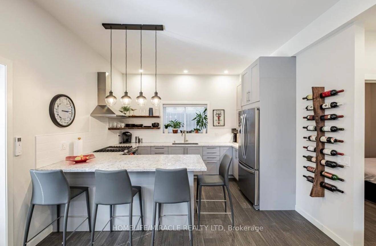 Stylish and fully furnished 2 bed, 1 bath unit available for a 6 month lease in Toronto's vibrant Junction neighbourhood !