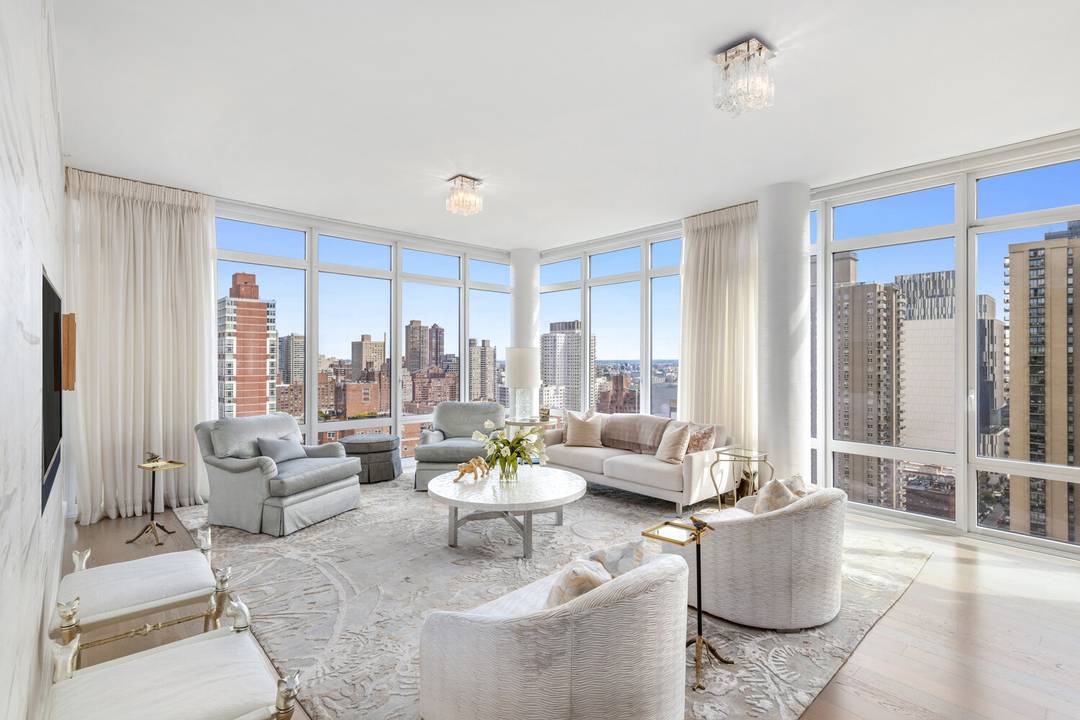 Expansive Hi Floor Aerie This sun flooded, high floor, corner residence offers triple exposures with sweeping city views through floor to ceiling windows.