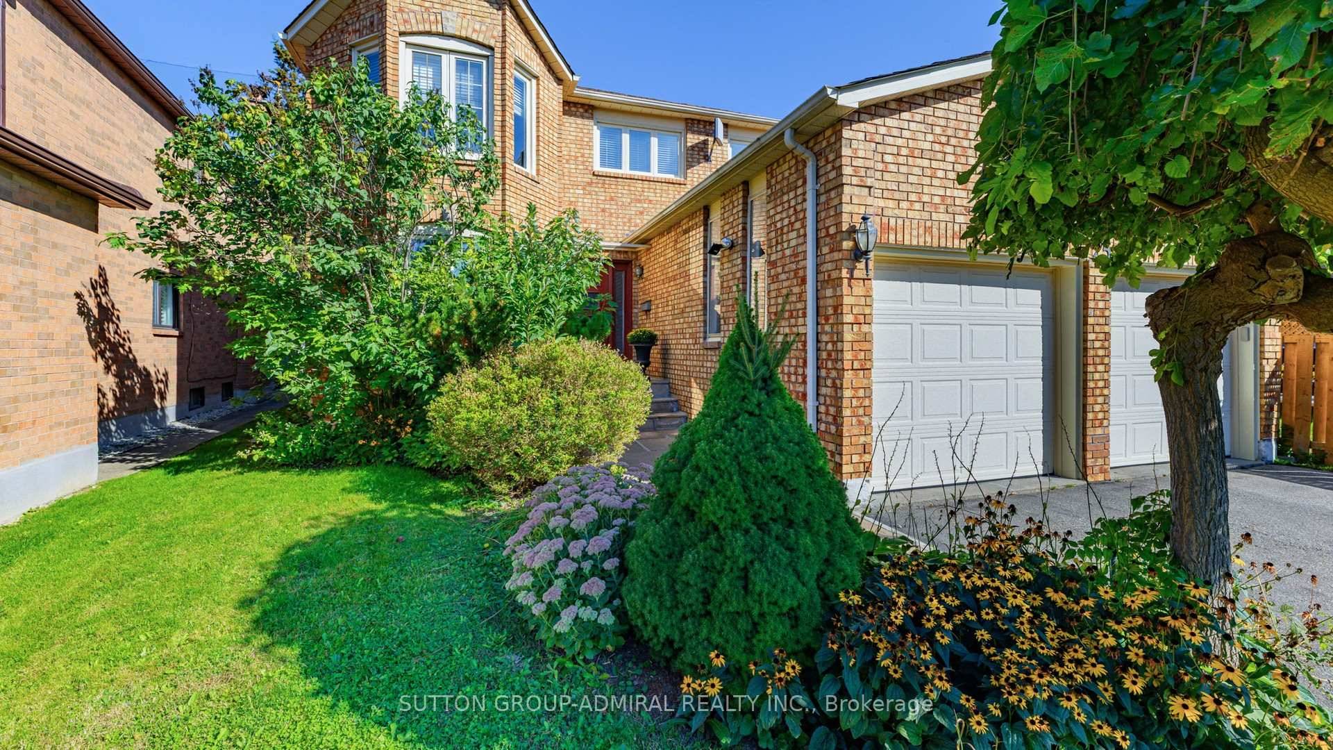 Exceptional Family Home Backing Onto Golf Course !