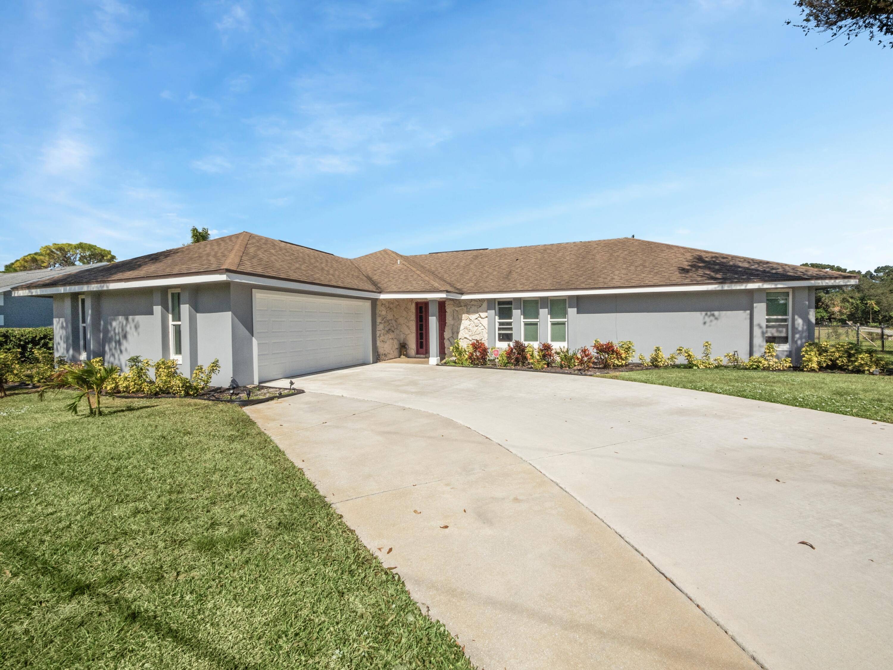 You will love this charming 3 bedroom 2 bathroom pool home in the desirable area of Holiday Pines !
