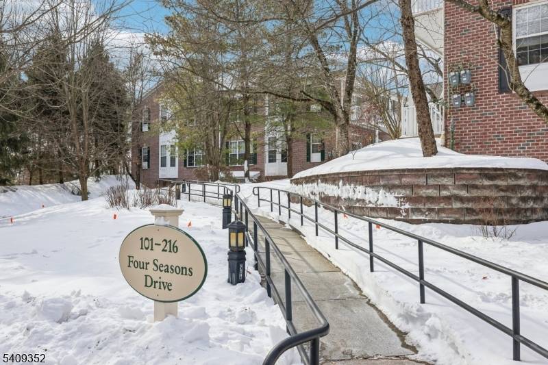 Welcome to Resort Style Living at the Four Seasons in Wayne !