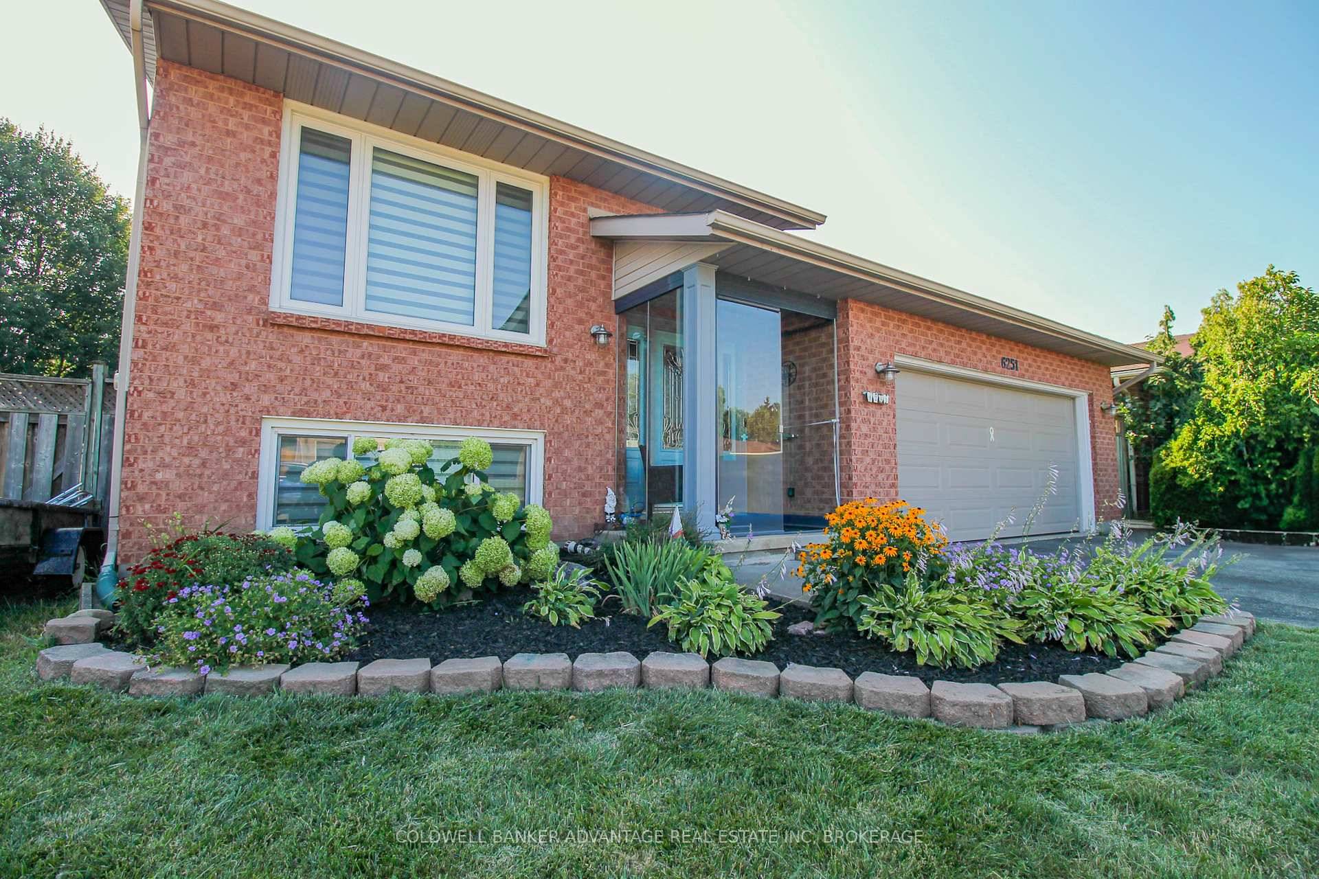 Updated bungalow in a supreme Niagara Falls community !