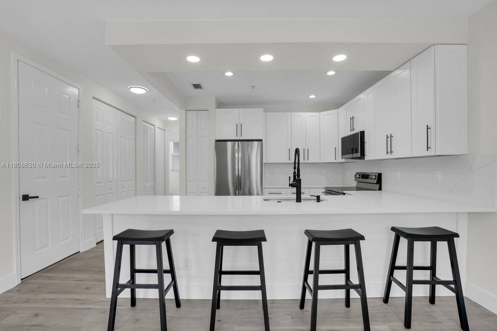 Fully Remodeled Luxury Townhome in the Heart of Abacoa, Jupiter, FL Welcome to your dream home in the vibrant heart of Abacoa !