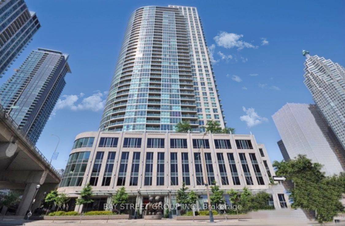 Live in the Heart of Downtown Toronto !