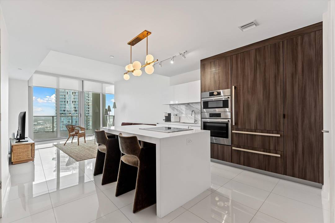 Welcome to the 41st floor of Paramount Miami Worldcenter, where lifestyle meets leverage.