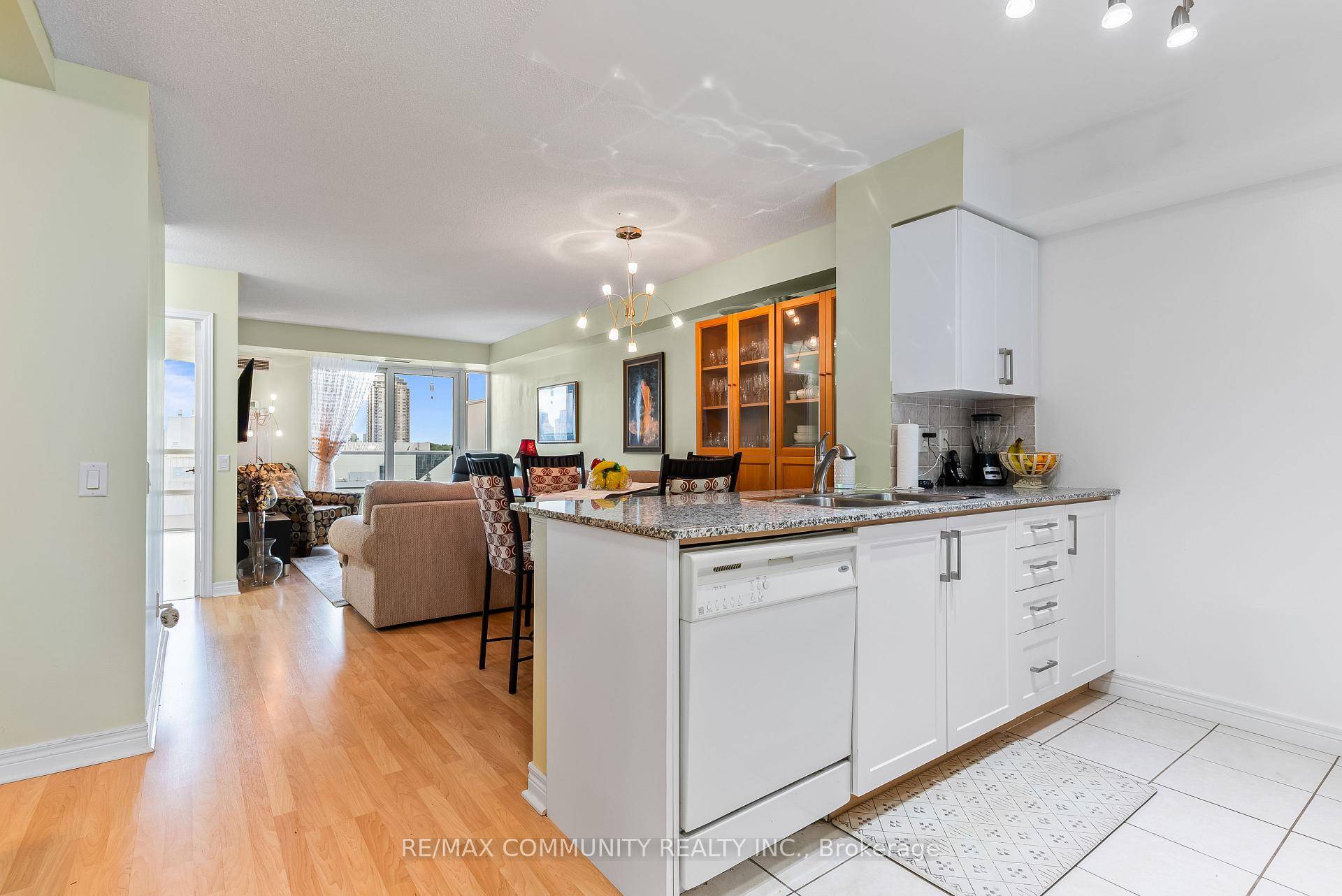 Immaculate, Sun filled Unit Spacious Primary Bdr amp ; Den that Can Be Used as a 2nd Bdr or Office Efficient Layout Floor to Ceiling Windows Kitchen has Brand New ...