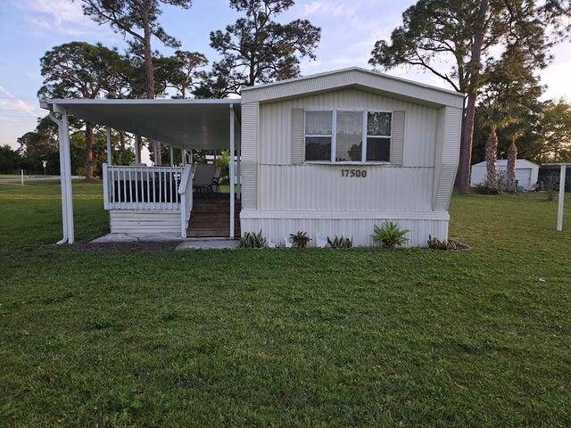 KISSIMMEE RIVER ESTATES This charming 2 bdrm 1 ba mobile home is situated on 3 lots and offers 730 living sq.