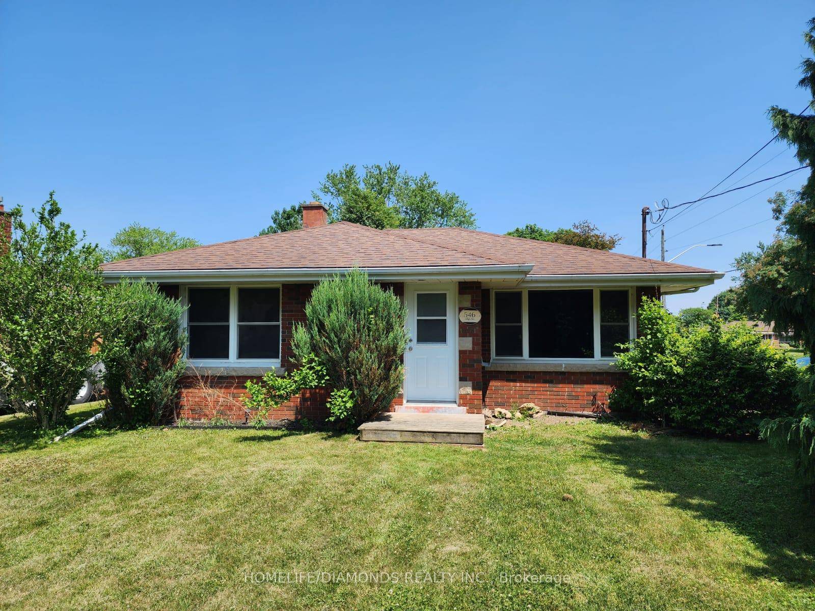 Welcome to 546 Lloyd Avenue, Welland, a beautifully renovated corner lot gem that's better than new !