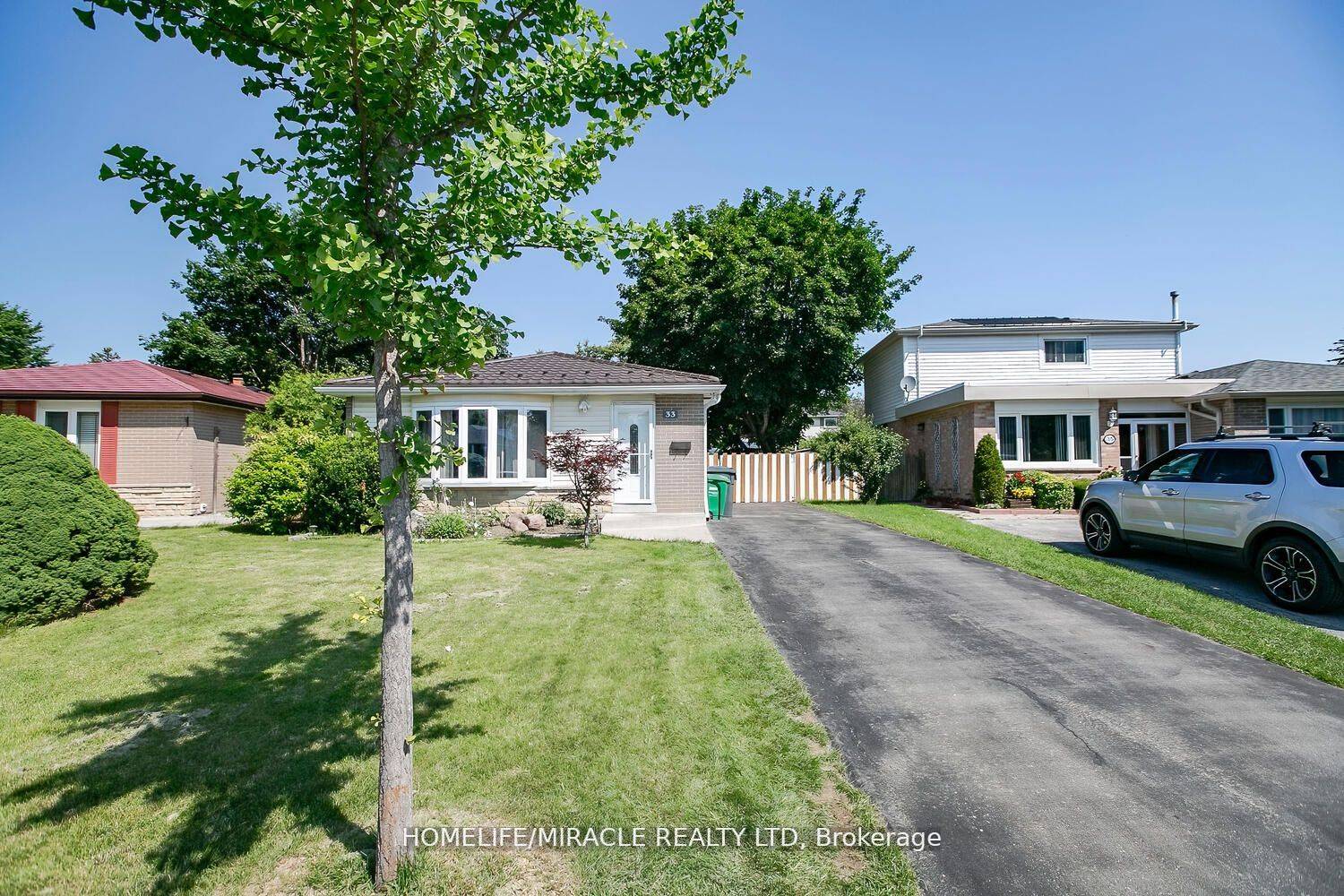 Welcome to a charming detached back split home in southgate community, known for its sought after location.