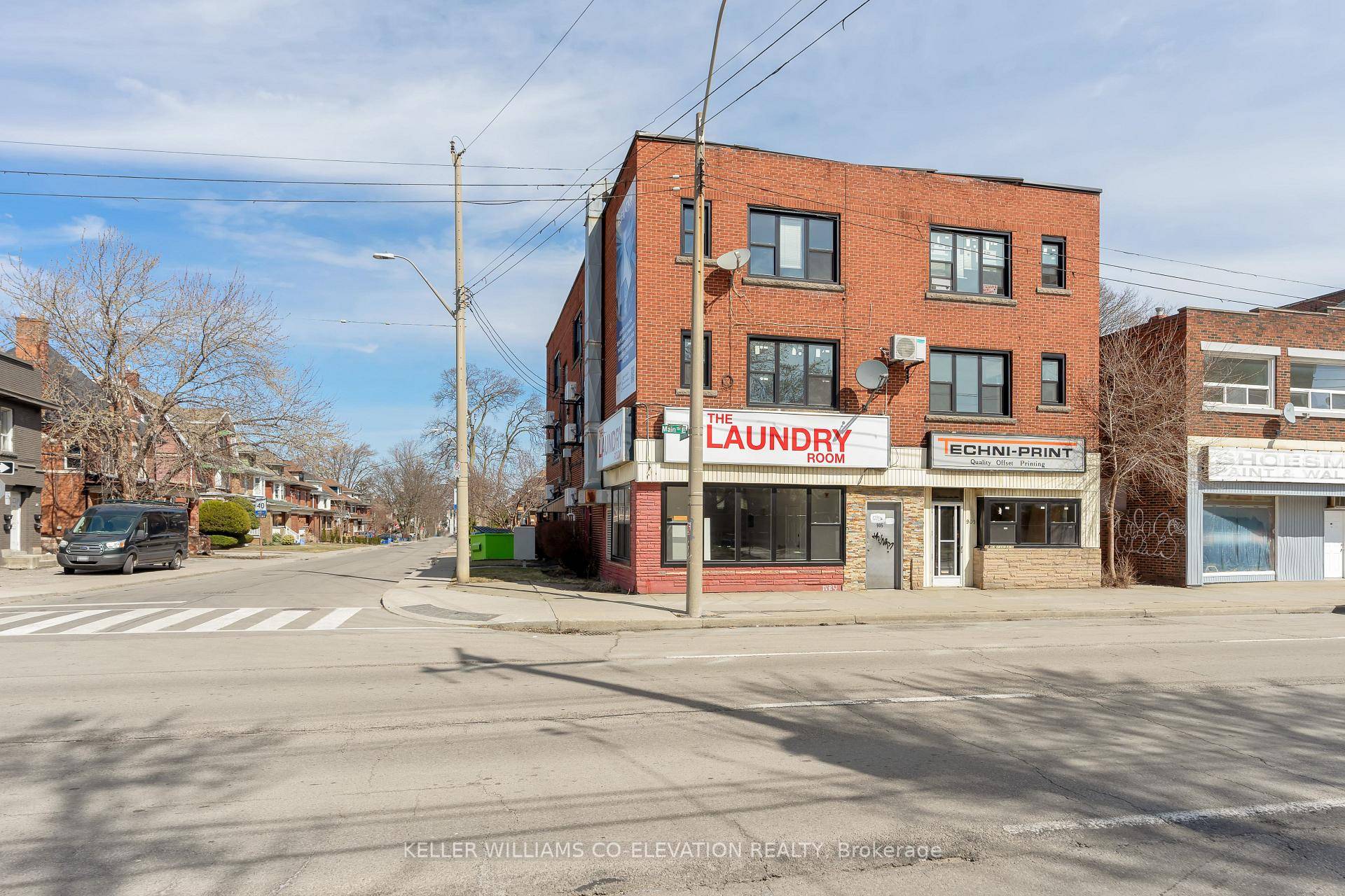Great Location Conveniently situated close to shopping, dining, and public transit.