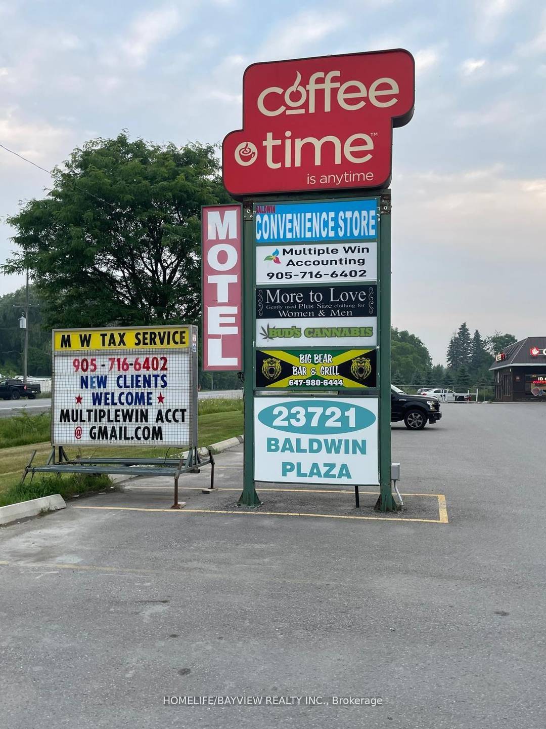 A Great Commercial Opportunity on Highway 48, with an excellent exposure and an enormous amount of opportunities for present and future use.