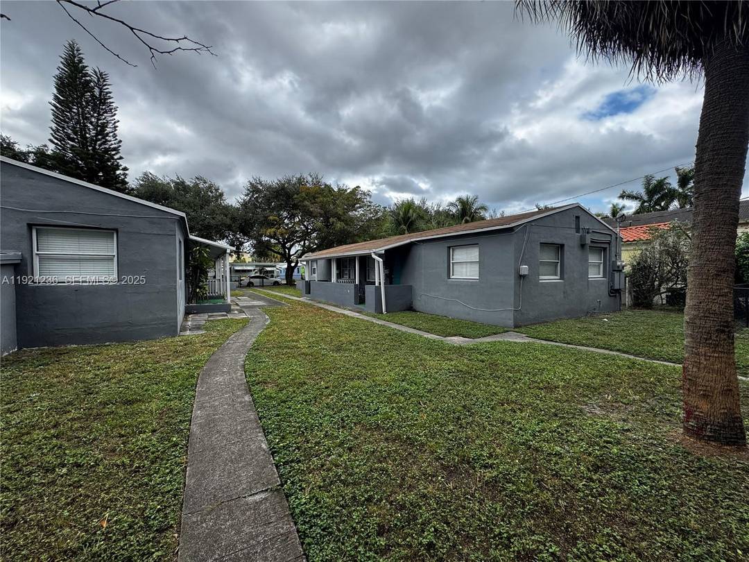 INVESTOR'S DREAM FULLY OCCOUPIED 3 UNIT ATTACHED TRIPLEX WITH STRONG RENTAL HISTORY WELL MAINTEAINED, NO HOA.
