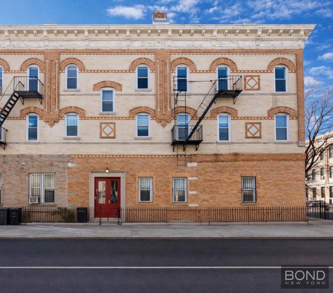 804 Onderdonk Avenue presents an exceptional opportunity to acquire a corner, brick, 7 unit multifamily building in one of Queens most sought after and rapidly growing neighborhoods, Ridgewood.