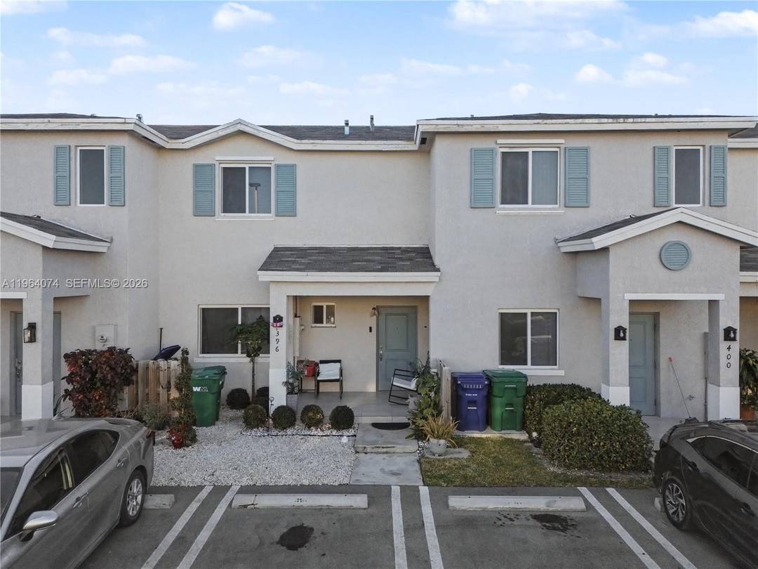 This modern and spacious 4 bedroom, 3 bathroom townhouse in Florida City offers the perfect blend of comfort, functionality, and a strategic location.