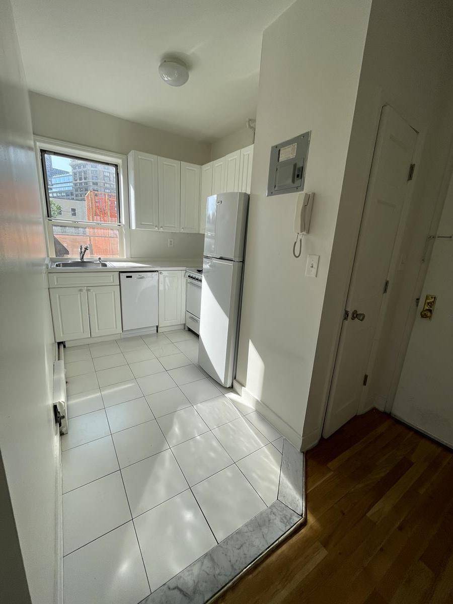 Beautifully renovated 1BR with 3 exposures and bright sunlight.