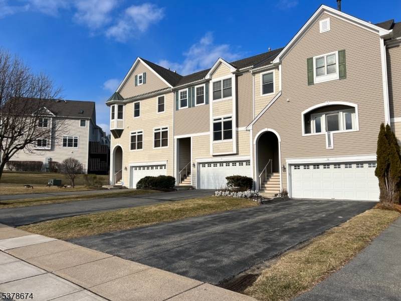 Captivating townhome offers both sunrise and sunset views !