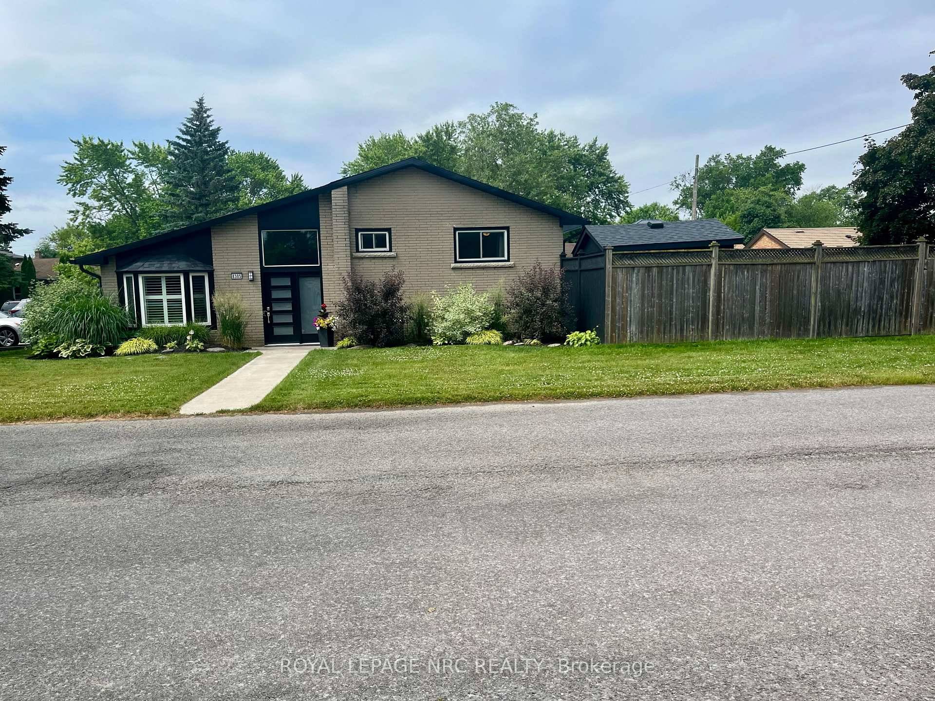A must see ! This 1, 071 SQFT 3 bedroom, 2 bath sidesplit in beautiful Chippawa features, newer kitchen with quartz counter tops, newer bathroom and flooring downstairs, new soffits, ...