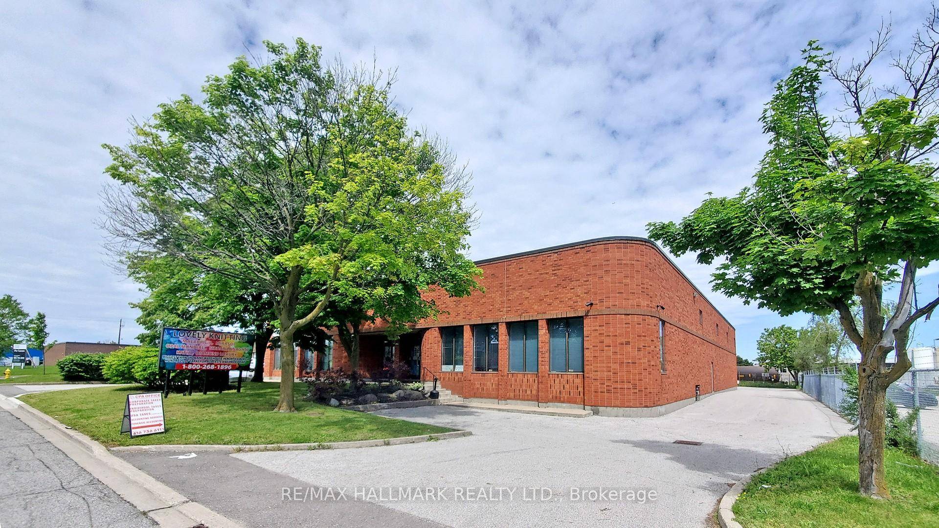 Established in 1963, Diamond Yarn stands as Canada's largest importer and wholesalesales team that spans the entire country.