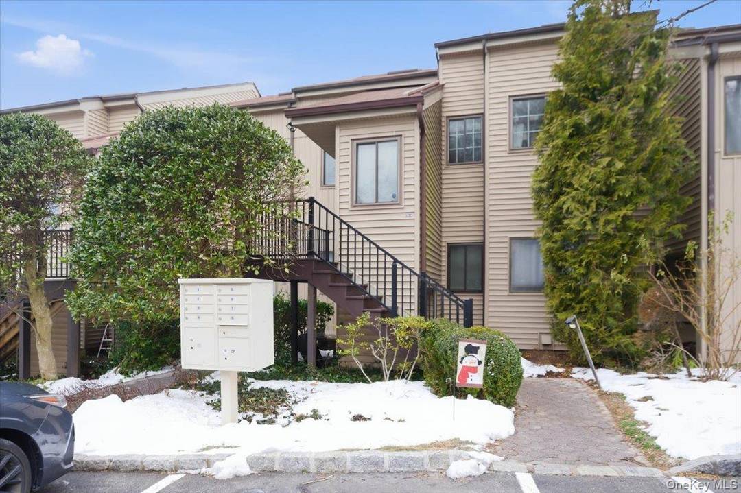 Welcome to this bright and inviting two bedroom, two bathroom condo located in the desirable Hudson View development in Ossining.