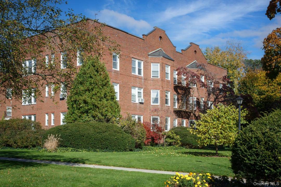 Elegant, Vintage, Modern Pre War Building In Historic Garden City.