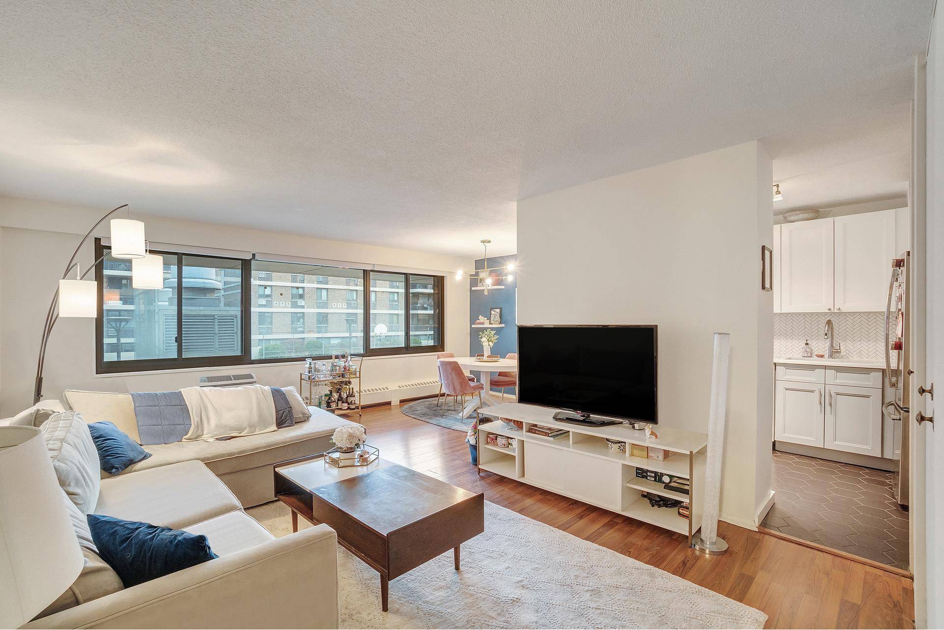 This fully renovated 2 bedroom residence with dining alcove in the coveted Southbridge Towers complex is the dream home you've been waiting for !