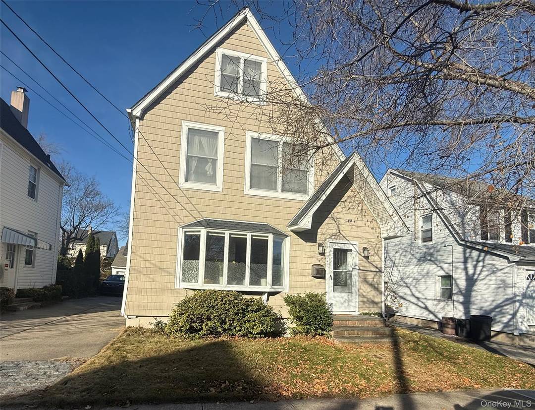 Herricks School District Move in ready in Williston Park !