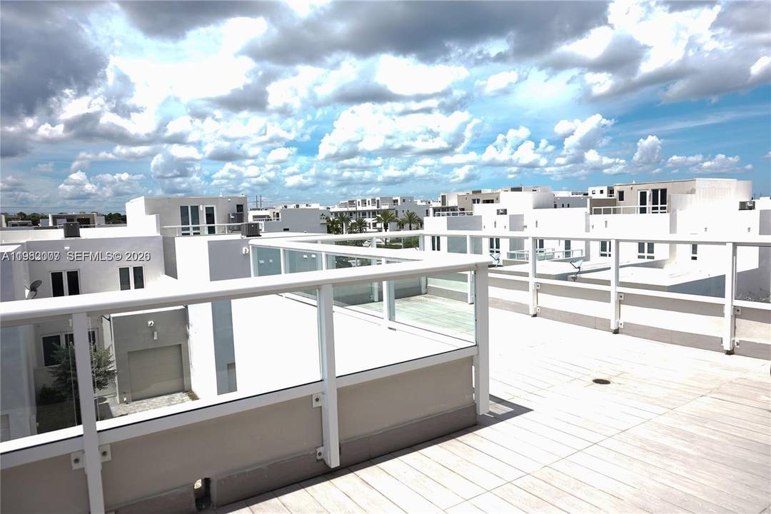 Welcome to Landmark at Doral, a beautiful three level home located in the heart of Doral.