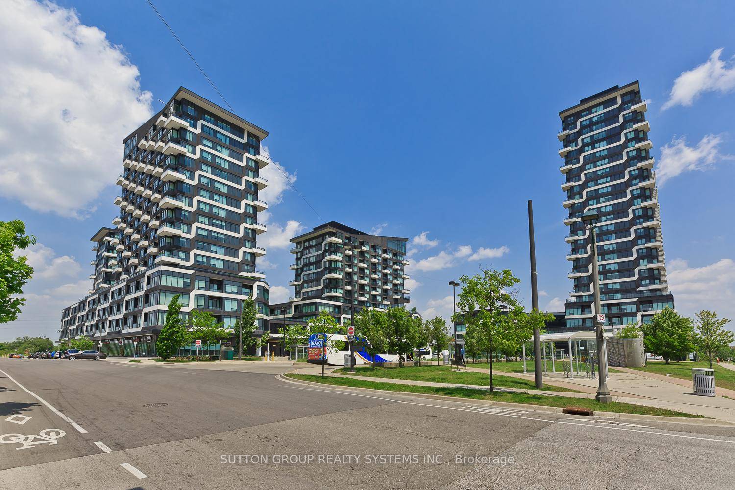 Stylish Corner Unit in Uptown Core Oakville Ideal for First Time Buyers or Downsizers !
