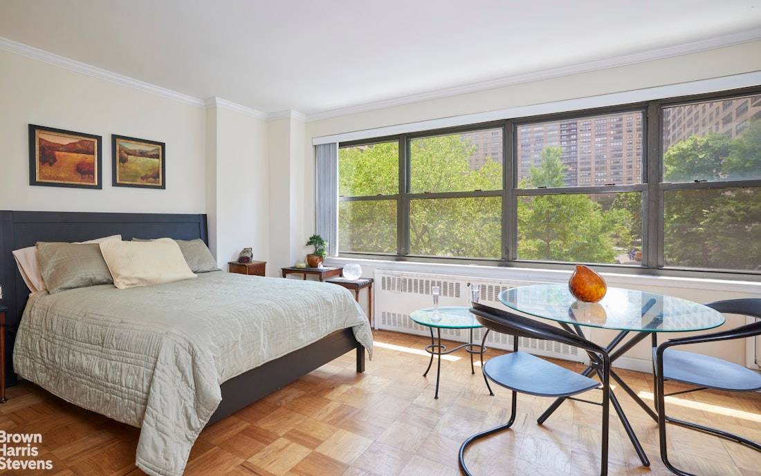 Bright, Spacious Alcove Studio in Prime Lincoln Towers Location Welcome to this oversized alcove studio nestled among the treetops of Lincoln Towers.
