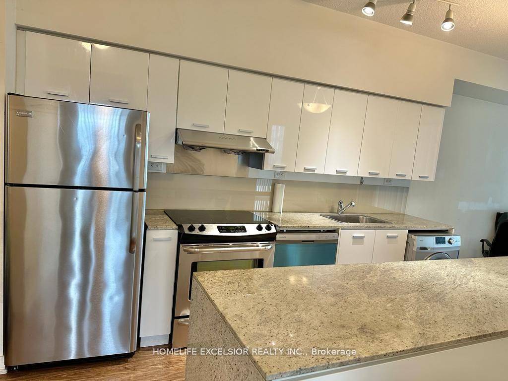 Luxury Corner Suite, 9 Ft High Ceiling In Bayview Village Area.