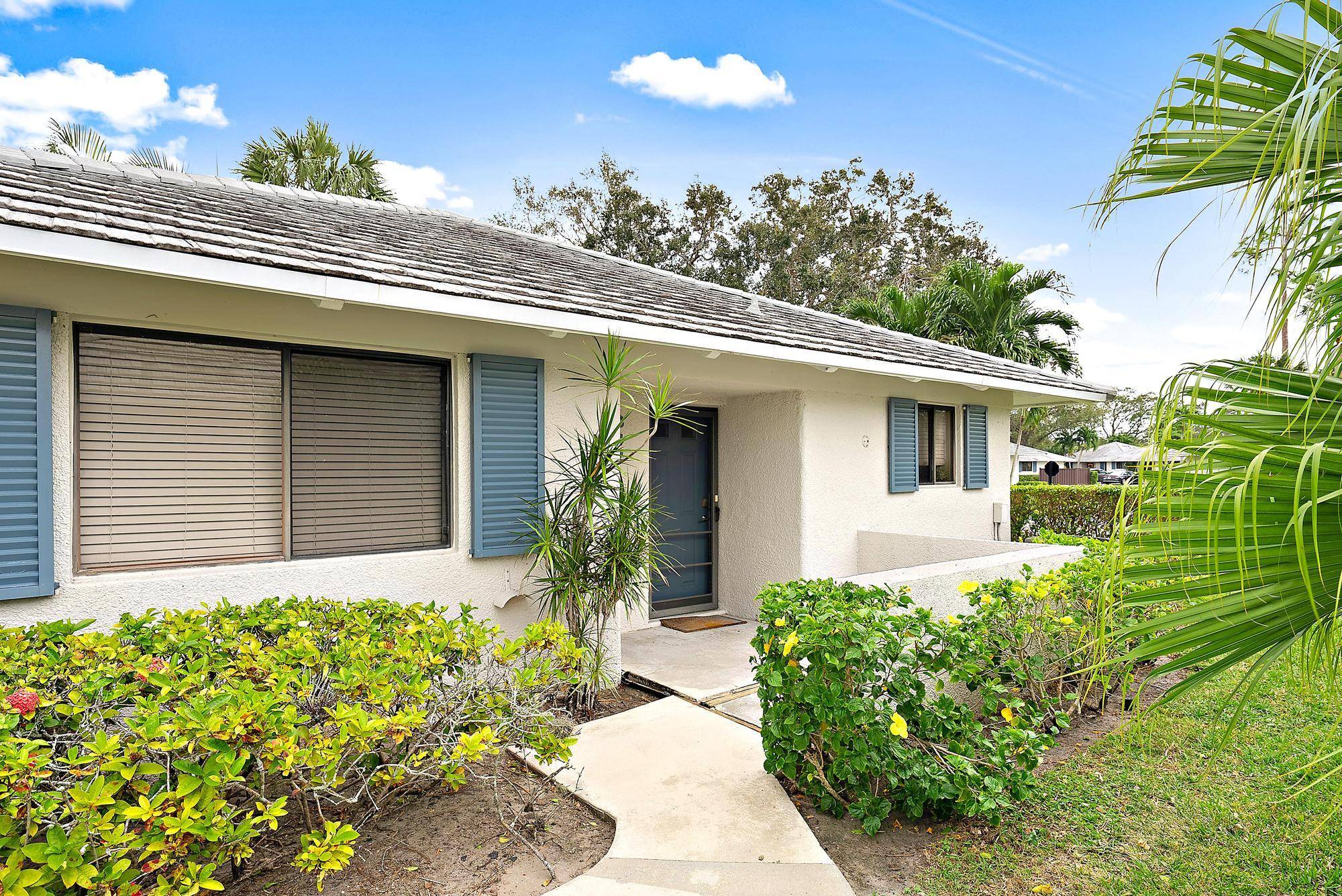Welcome to 842 Club Drive, an exceptional townhome nestled in the prestigious PGA National Golf and Country Club community of Palm Beach Gardens.