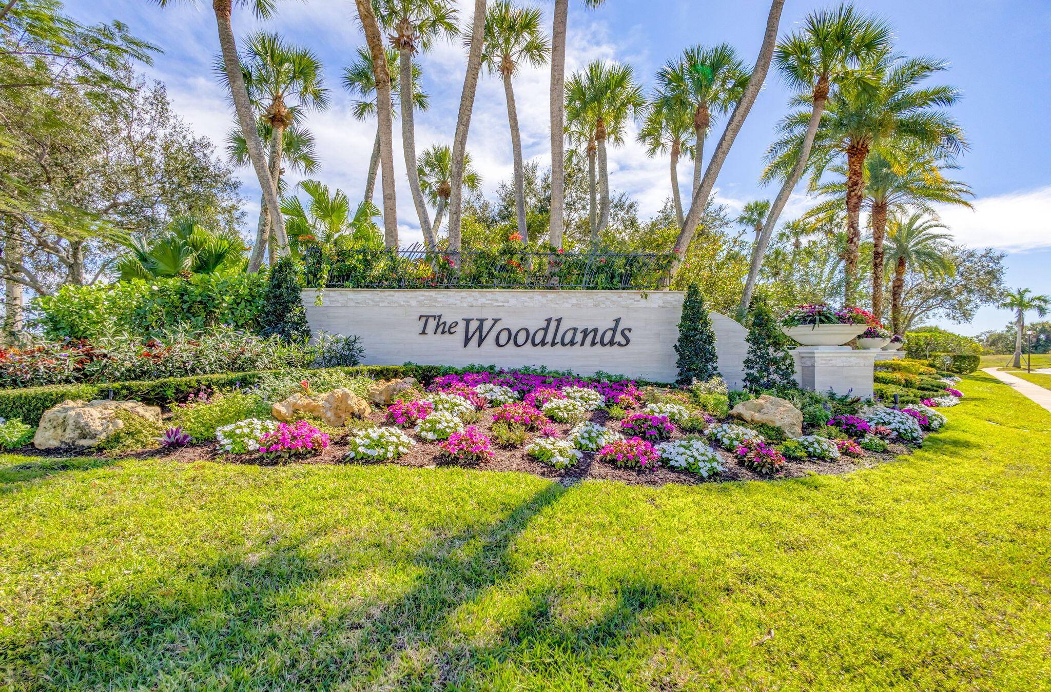 IMMEDIATE PREMIER GOLF MEMBERSHIPAVAILABLE WITH THE PURCHASE OF THIS HOME !