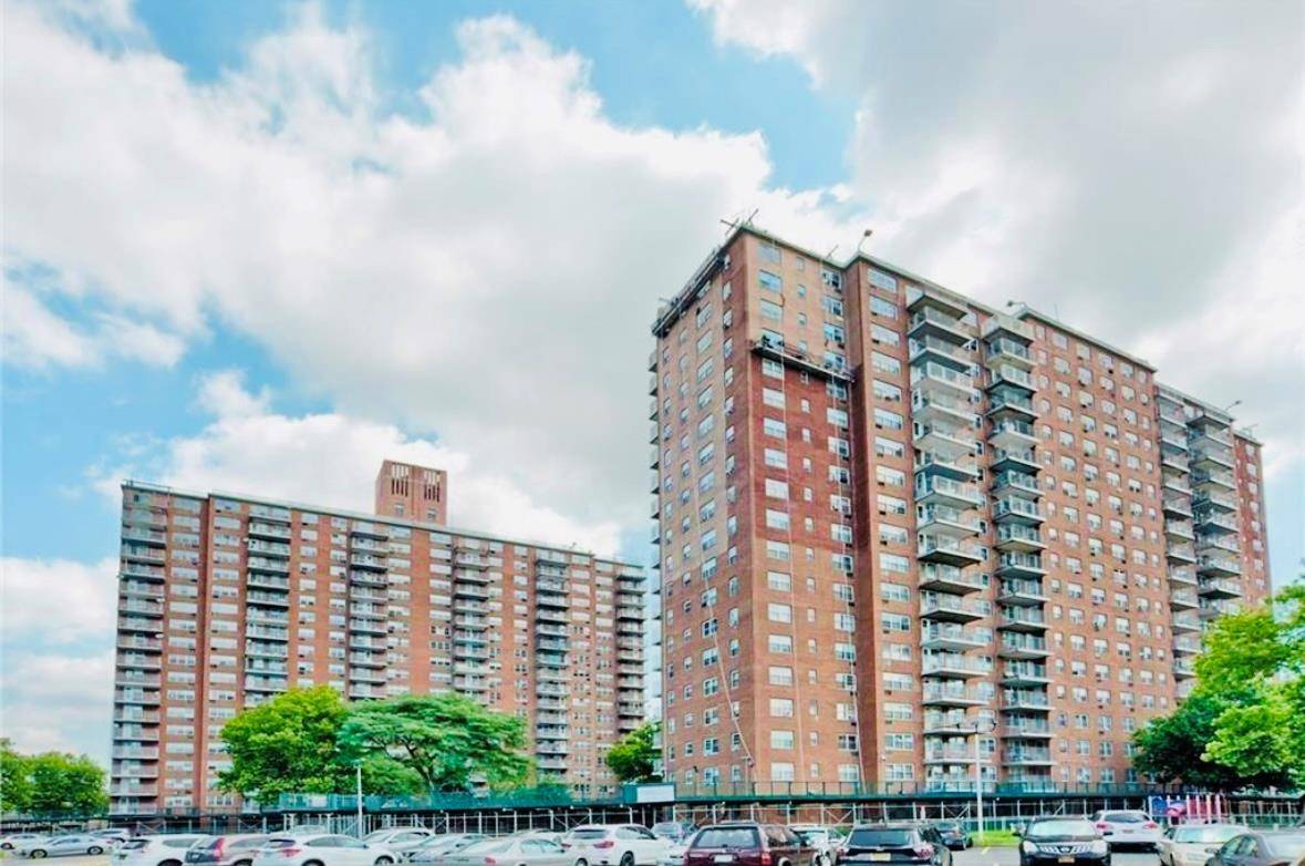 Welcome to this beautifully maintained three bedroom, 1.