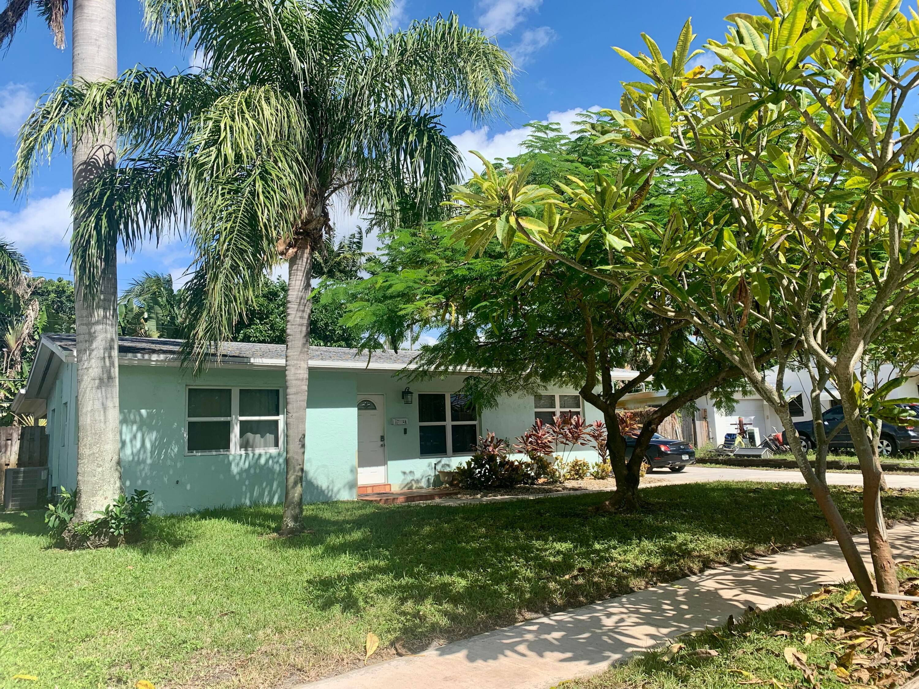 Awesome location in Beautiful Established Lake Osborne Estates !