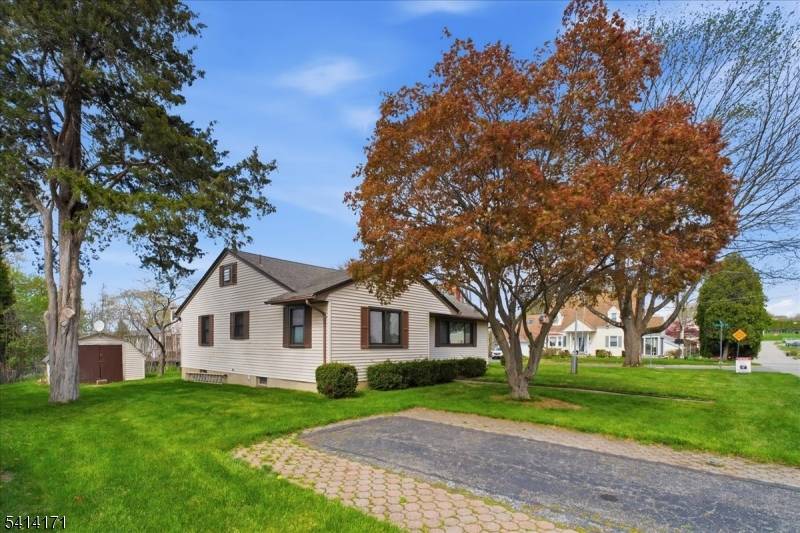 Beautifully maintained and updated ranch in desirable Netcong !