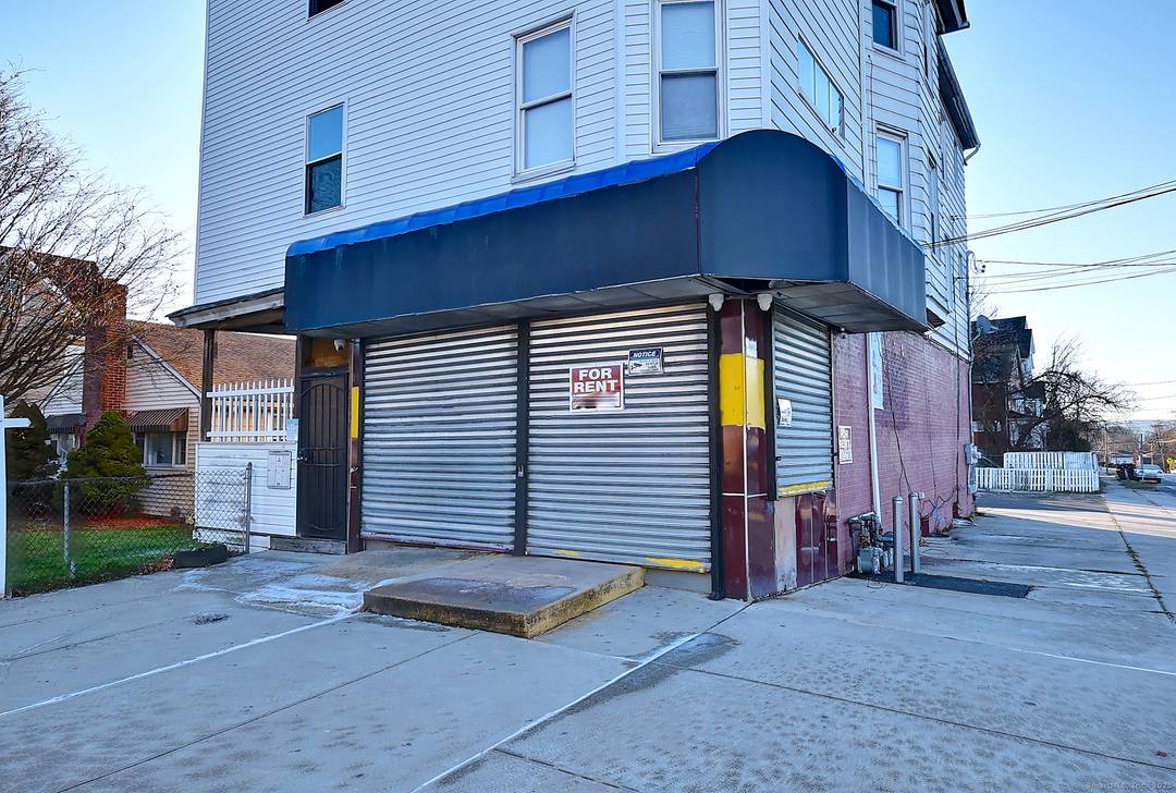 ATTN Investors ! Welcome to this turn key 3 unit mixed use building.