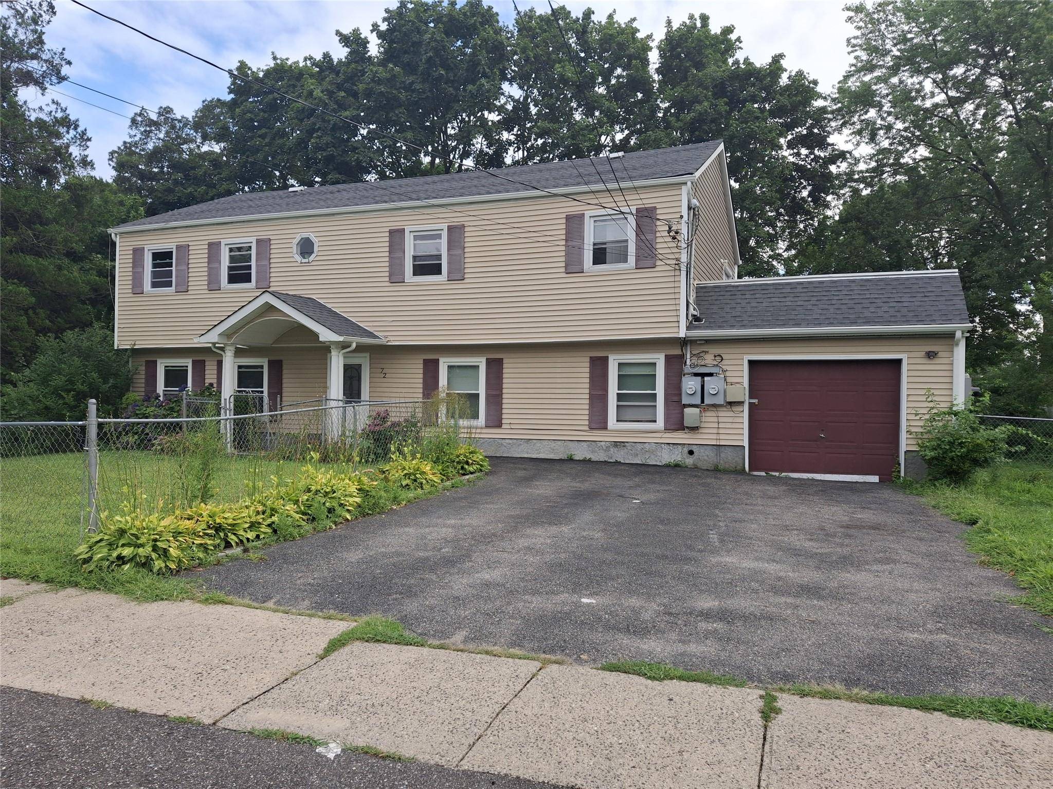 5 BEBROOMS WITH ONE SECTION 8TH RENTAL UNIT.
