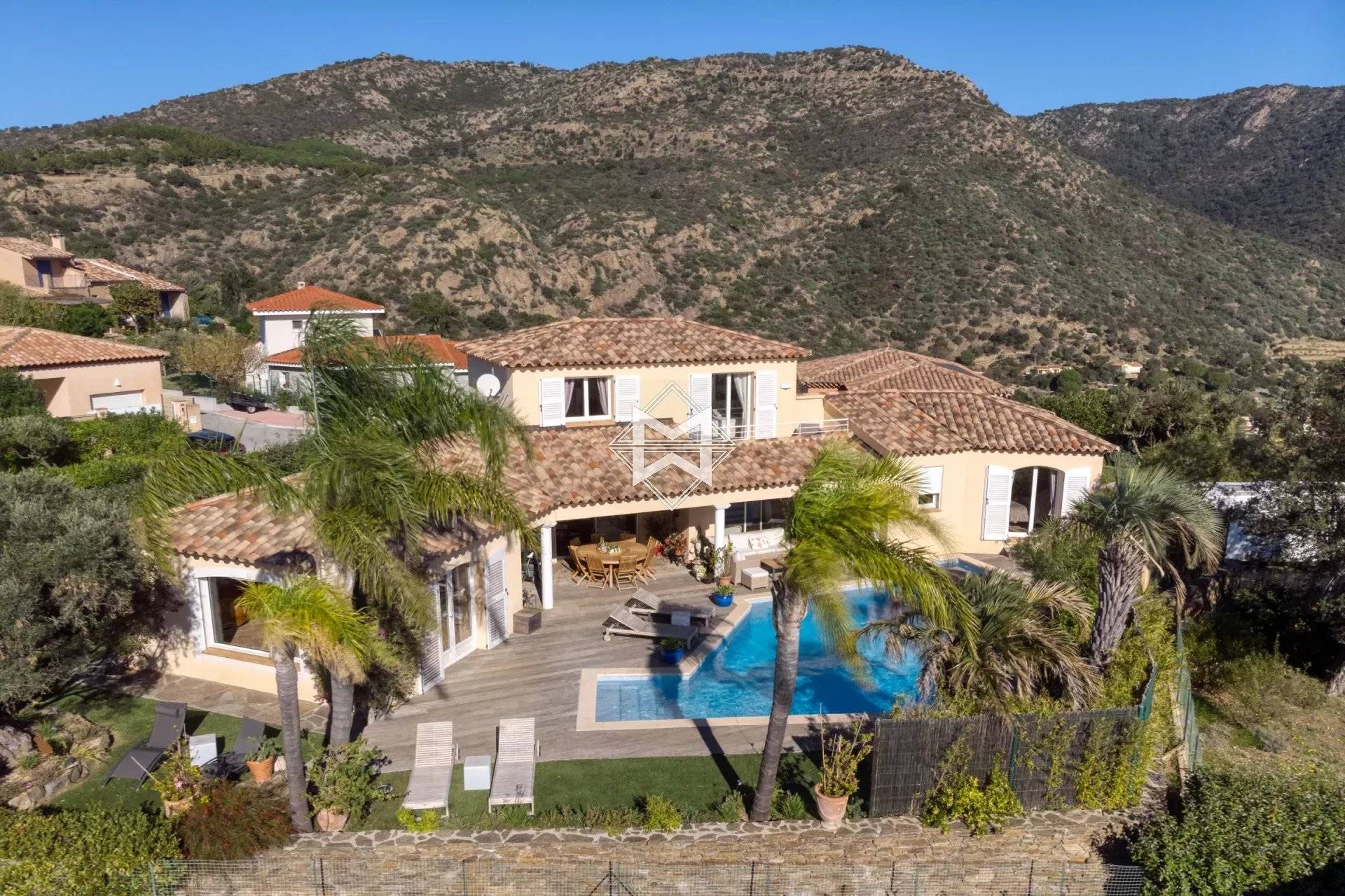 Lavandou - turnkey villa with sea view in absolute calm