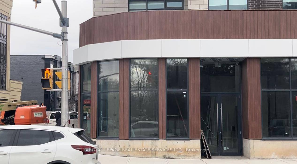 incredible opportunity, a brand new commercial for pharmacy walking vet or dental clinic, high cieling 2 doors with 2000 sqft with 2 doors can be separated.