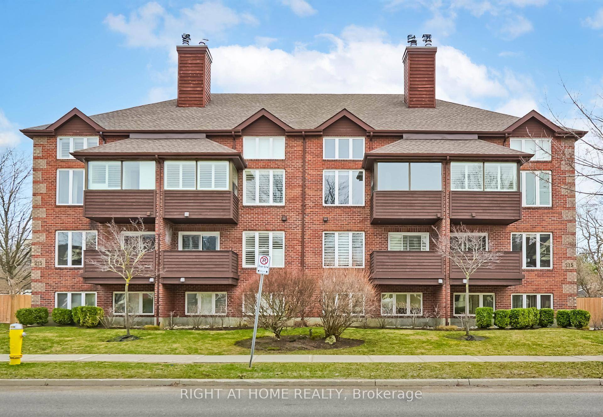 Spacious 2 bedroom, 2 bathroom condominium located on a historic and very pretty street in Collingwood with century homes.
