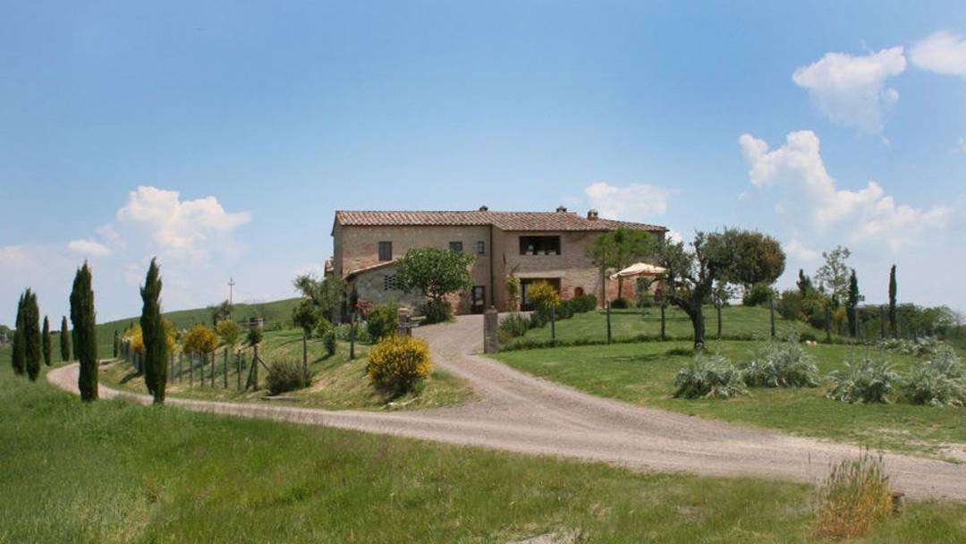 Farm Agricultural with Land on sale in Montalcino,Siena, Tuscany. Buy  typical Tuscan farm with land and vineyard in Montalcino. Panoramic position