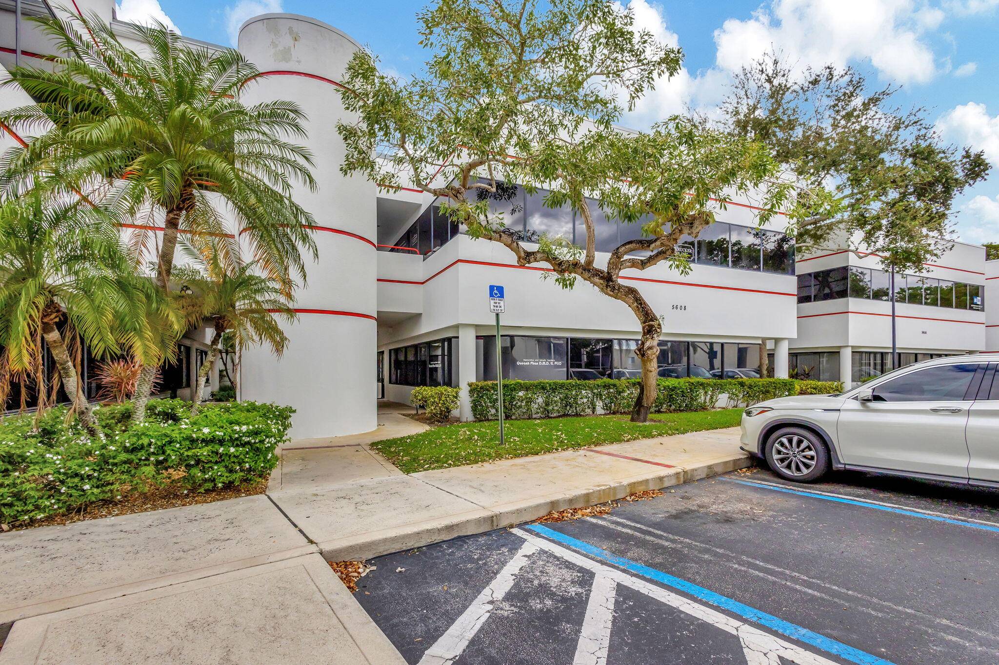 Offering 4, 250 SF of premium medical space in the highly desirable Palm Beach Gardens market, the property is a high visibility location with 42, 500 daily traffic count.